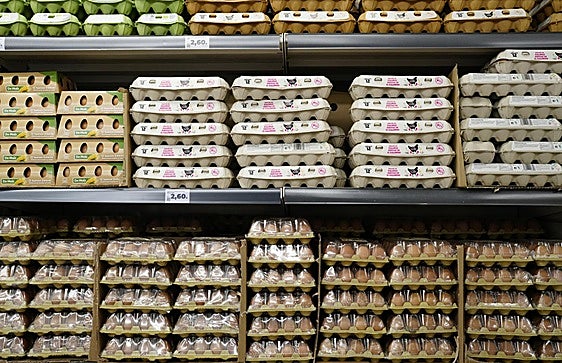 La gripe aviar se extiende y agudiza la crisis del huevo en España: los precios se disparan un 31%