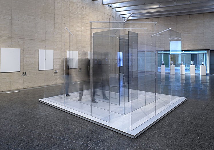 'Laberinto-Asombra'. Instalación que encierra un retrete al que ha de llegar el espectador en un tortuoso y despistante recorrido.