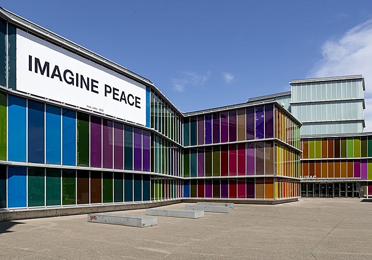 La fachada del Musac intervenida con la pieza 'Imagine' de Yoko Ono.
