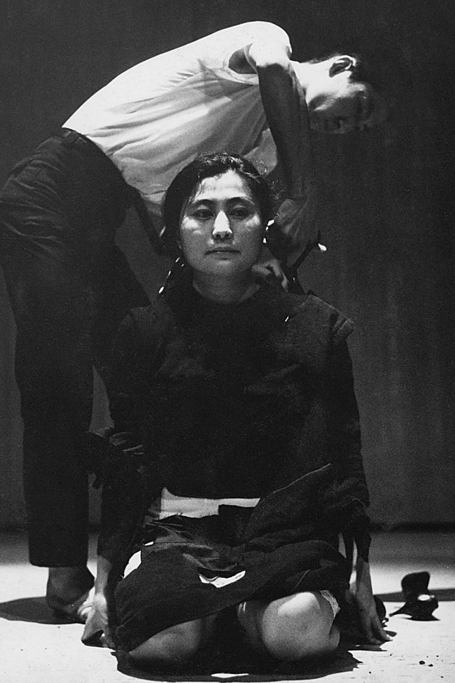 Ono durante la acción 'Pieza corte' (1964), en la que invitaba a los espectadores a cortar su ropa con unas tijeras hasta desnudarla.