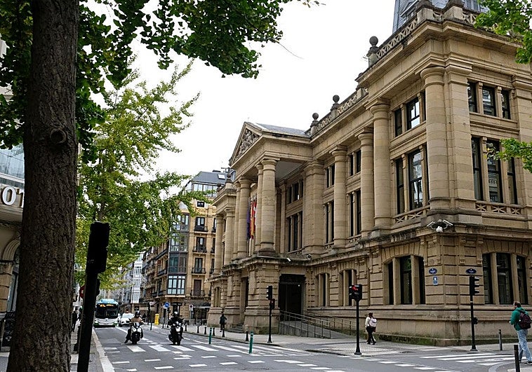 Solicitan 19 años de cárcel por maltratar y violar en Donostia a la que fue su mujer 40 años