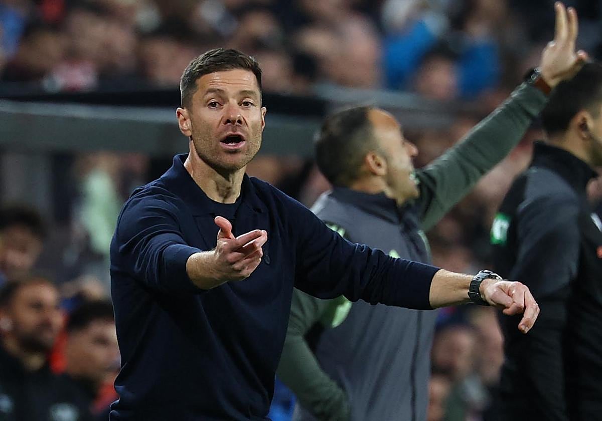 Xabi Alonso hace indicaciones a sus jugadores en el partido ante el Rayo.