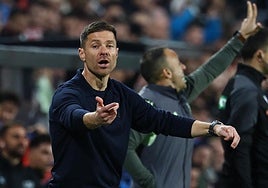 Xabi Alonso hace indicaciones a sus jugadores en el partido ante el Rayo.