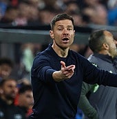 Xabi Alonso hace indicaciones a sus jugadores en el partido ante el Rayo.