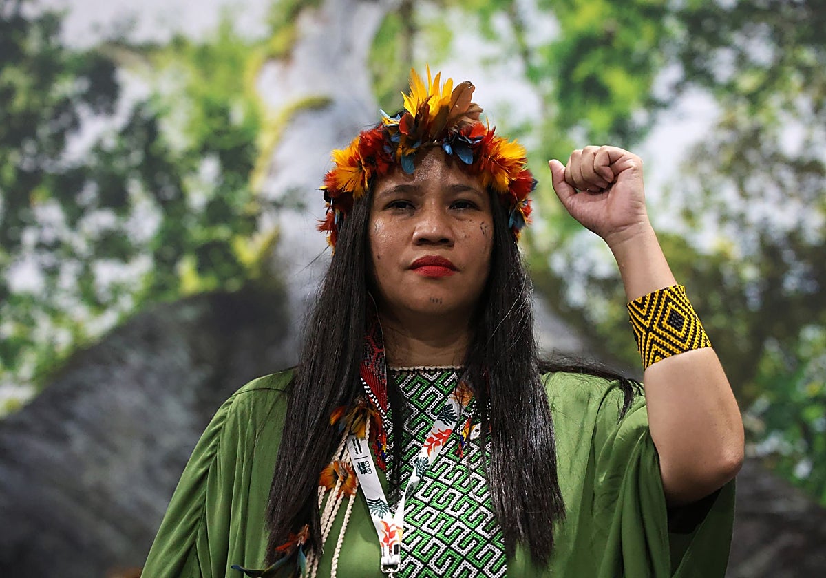 Una mujer, miembro de una comunidad indígena brasileña, llega a Belém para estar presente en la COP30.