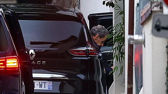 Sarkozy sale en libertad condicional tras pasar veinte días en la cárcel