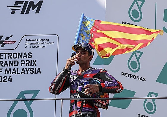 Jorge Martín, con una bandera de la Comunidad Valenciana.