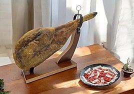 Los mejores jamoneros para cortar jamón en casa