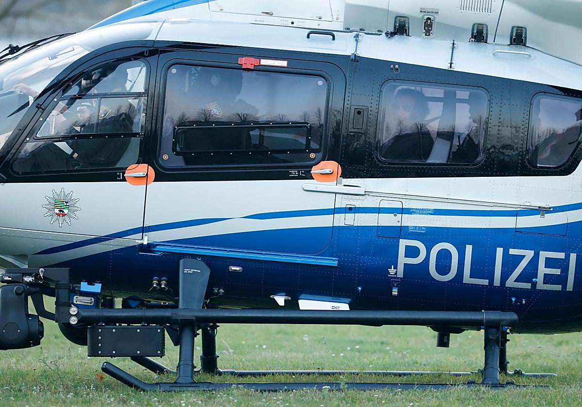 El acusado saudí Taleb Al Abdulmohsen, en el helicóptero que le llevó este lunes de regreso a la prisión de Magdeburgo tras el juicio.