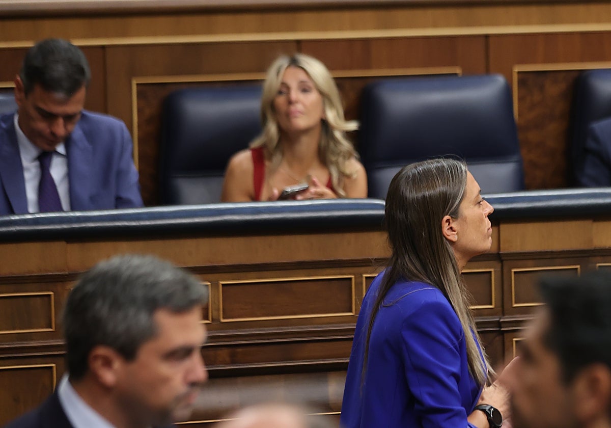 La portavoz de Junts, Míriam Nogueras, pasa por delante de Pedro Sánchez y Yolanda Díaz en un pleno del Congreso.