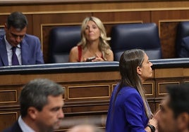 La portavoz de Junts, Míriam Nogueras, pasa por delante de Pedro Sánchez y Yolanda Díaz en un pleno del Congreso.