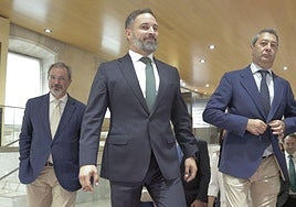 Santiago Abascal, con los diputados de Vox en la Comunidad Valenciana Carlos Flores (izq.) y Vicente Barrera (dcha.).