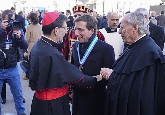 El cardenal José Cobo (i) antes de la eucaristía por la festividad de La Almudena, patrona de Madrid, el pasado dia 9 junto al alcalde Martínez-Almeida y el excalde, Álvarez del Manzano.