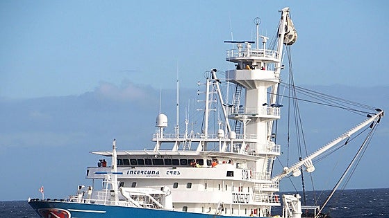 Un atunero vasco repele a tiros un ataque pirata