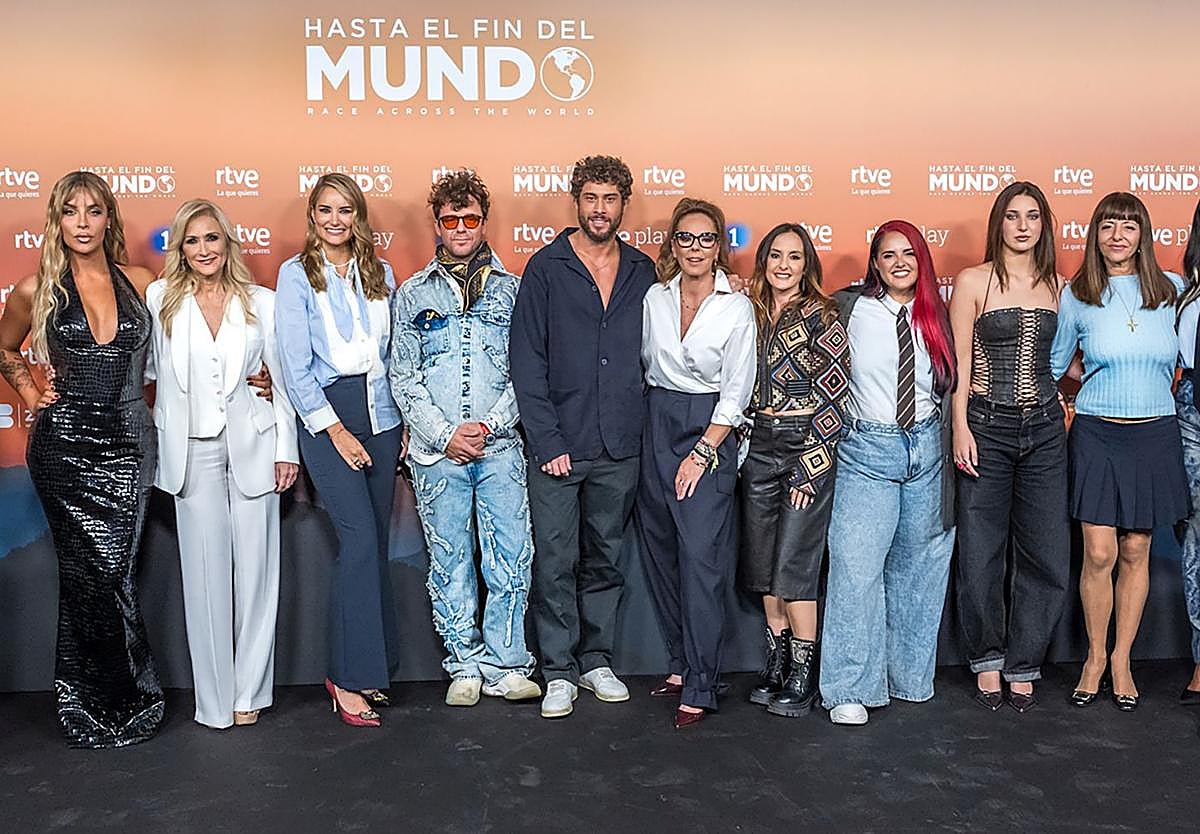 Foto de familia con los concursantes de 'Hasta el fin del mundo'. el programa que se estrena esta noche en La 1