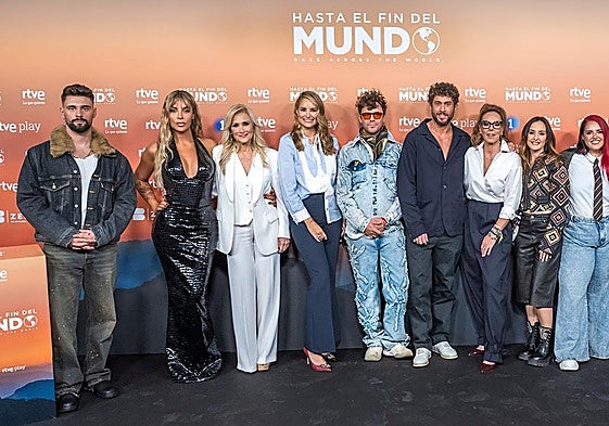 Foto de familia con los concursantes de 'Hasta el fin del mundo'. el programa que se estrena esta noche en La 1