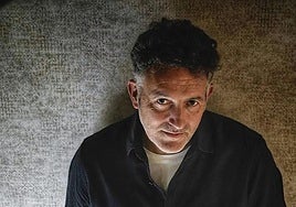 La nueva novela de Mikel Santiago se pone el 11 de noviembre a la venta.