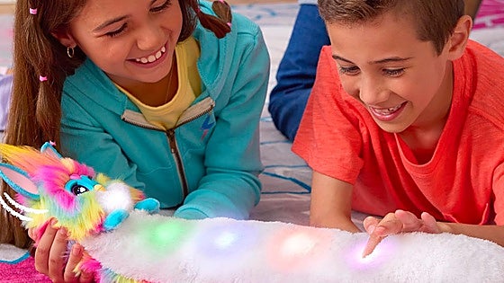 Si buscas juguetes interactivos no te pierdas estos entrañables Furbys