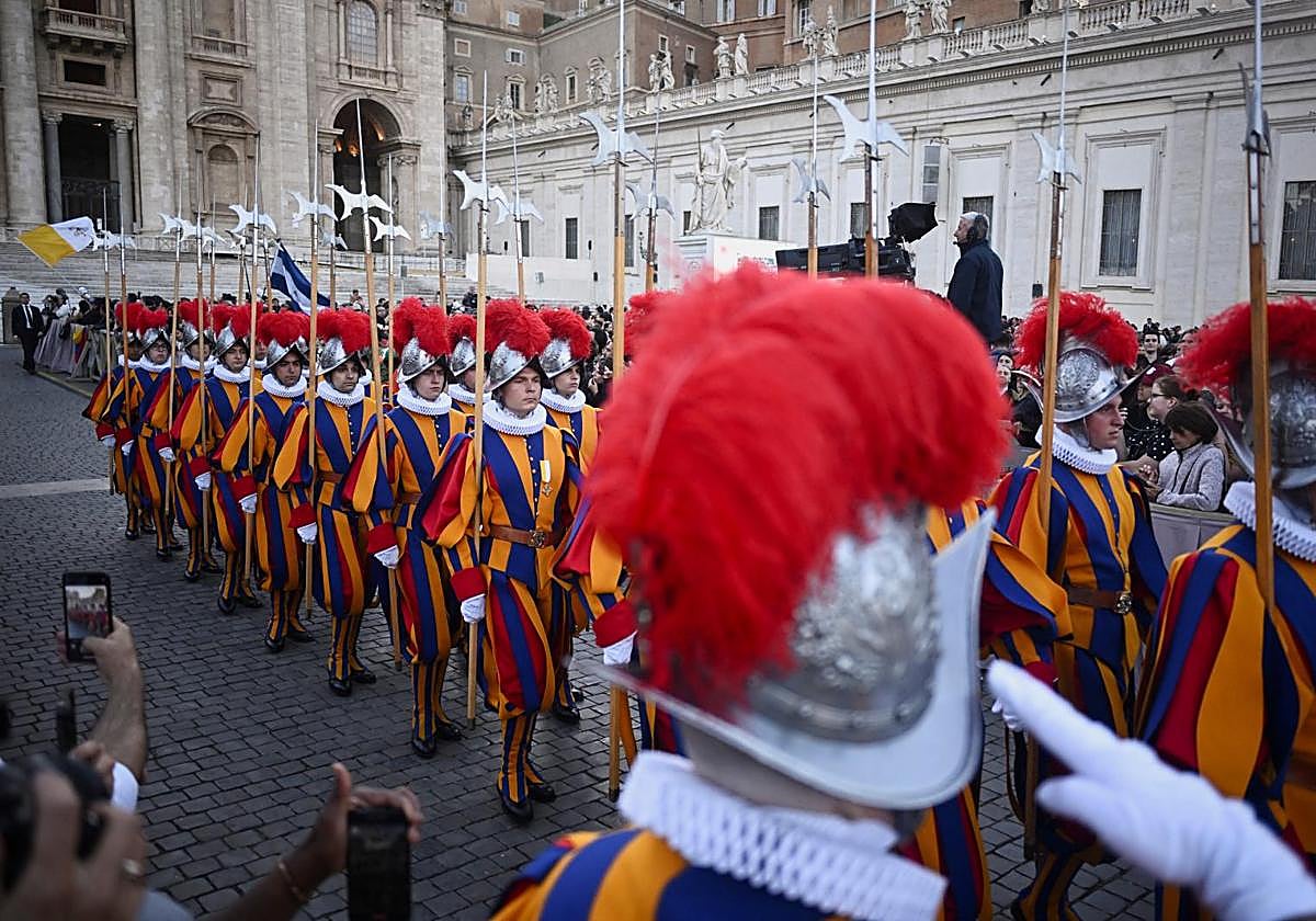 Miembros de la Guardia Suiza durante un desfile en el Vaticano.