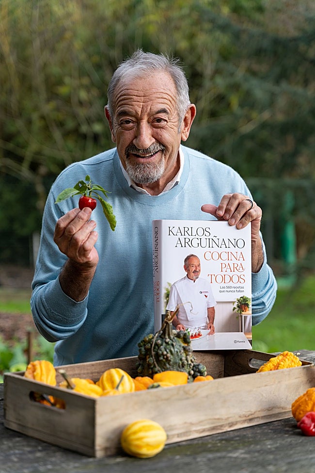Arguiñano con su nuevo recetario, que ya está en las librerías.