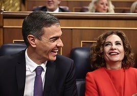El presidente del Gobierno, Pedro Sánchez, y la vicepresidenta primera y ministra de Hacienda, María Jesús Montero, este miércoles en el pleno del Congreso.
