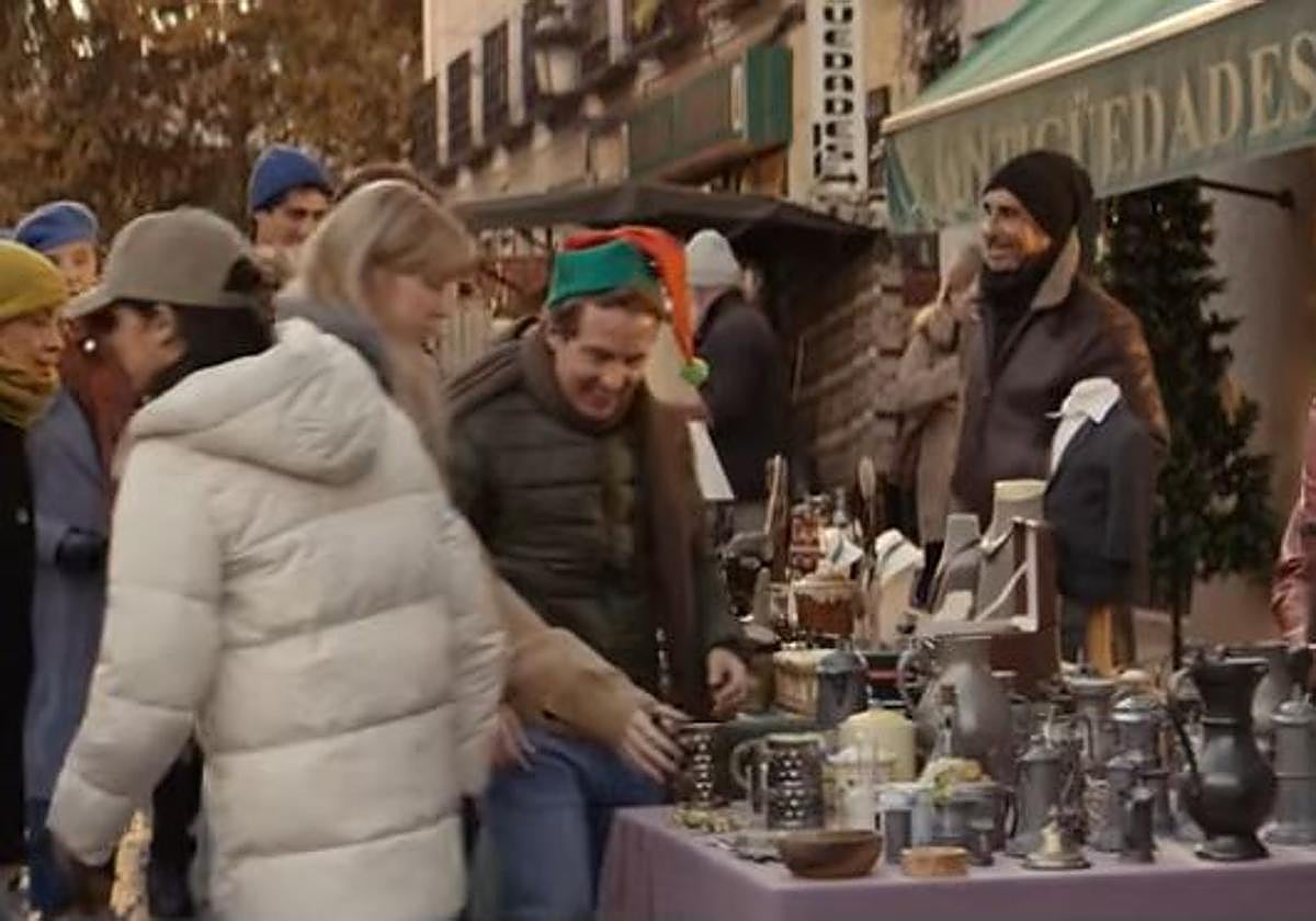 Un quinto premio del 95 pendiente de cobro y enmarcado en un mercadillo... así es el emotivo anuncio de la Lotería de Navidad