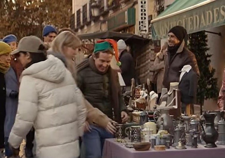 Un quinto premio del 95 pendiente de cobro y enmarcado en un mercadillo... así es el emotivo anuncio de la Lotería de Navidad