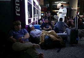 Decenas de ciudadanos atrapados en una estación de tren el día del apagón.