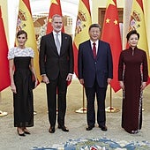 Los Reyes, a su llegada a la cena de gala ofrecida por el presidente chino, Xi Jinping y la primera dama.