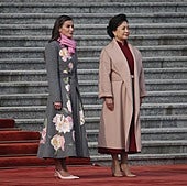La Reina Letizia y la primera dama de China, Peng Liyuan, este miércoles en Pekín.