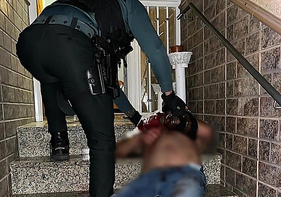 Imagen del hombre auxiliado por el agente