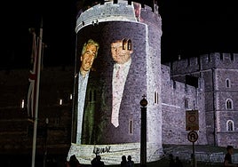 Una imagen de Trump y Epstein proyectada sobre un edificio.