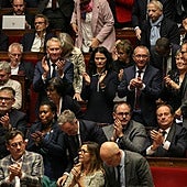 La bancada socialista en la Asamblea Nacional francesa aplaude la suspensión de la reforma de las pensiones.