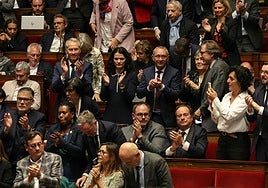 La bancada socialista en la Asamblea Nacional francesa aplaude la suspensión de la reforma de las pensiones.