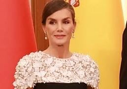 Letizia triunfa en la cena de gala en Pekín con un vestido joya de Carolina Herrera y pendientes de perlas