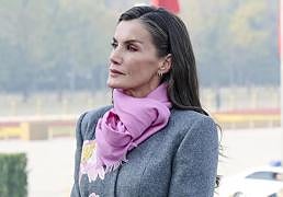 La reina Letizia deslumbra en la recepción en Pekín con un espectacular abrigo de flores de Carolina Herrera