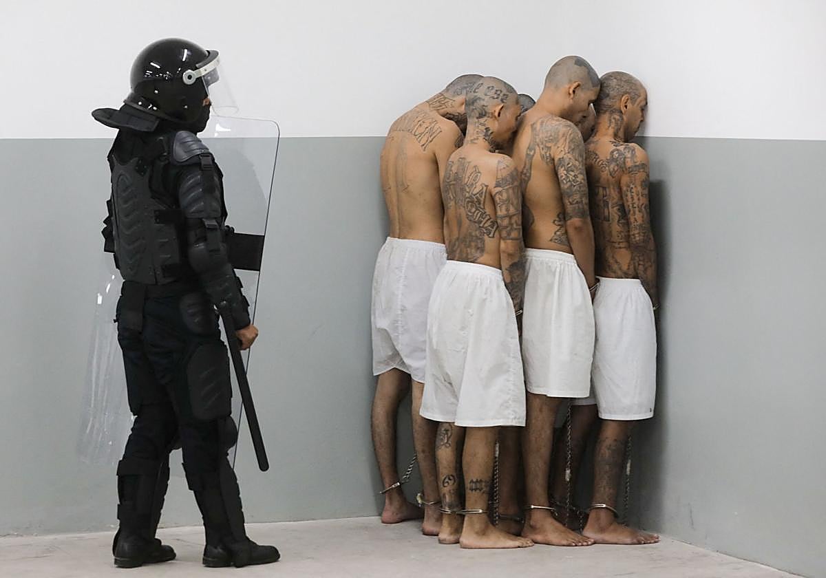 Presos en la megacárcel de El Salvador.