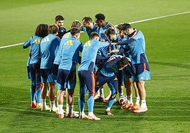 Los jugadores de la selección española, durante el entrenamiento del martes.