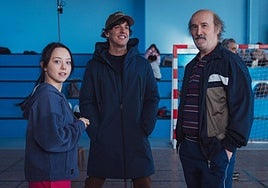 Diego San José entre Carla Quílez y Javier Cámara en el rodaje de 'Yakarta'.