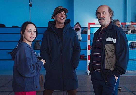 Diego San José entre Carla Quílez y Javier Cámara en el rodaje de 'Yakarta'.