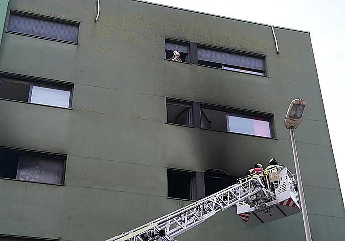 Los vecinos de un piso incendiado en Vizcaya denuncian agresiones, robos y prostitución