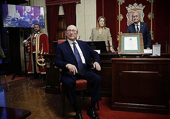 Fosforito, tras recibir la Medalla de la Ciudad de Málaga y el nombramiento de Hijo Adoptivo el pasado febrero.