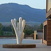 'The Big Marble Elkhorn Coral (six branches)' (2021), de Claudia Comte en el acceso de centro.