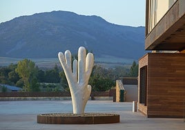 'The Big Marble Elkhorn Coral (six branches)' (2021), de Claudia Comte en el acceso de centro.