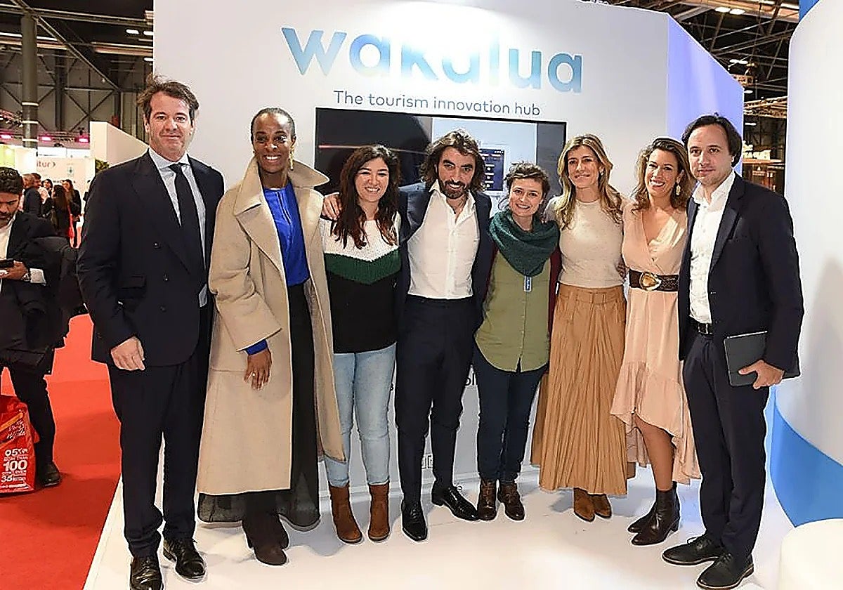 Javier Hildalgo, cuarto por la izquierda, con Begoña Gómez, tercera por la derecha, en un evento de Wakalua en Fitur en enero de 2020