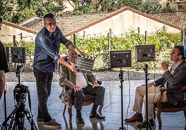 Alberto Gil, claqueta en mano, antes de una toma con los Hurtado de Amézaga, padre e hijo.