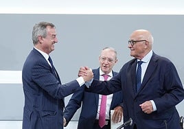 El consejero delegado de Banco Sabadell, César González-Bueno (i.), junto al presidente de la entidad, Josep Oliu (d.)