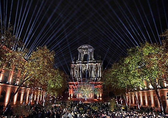 Multitudinario acto en el jardín de París inaugurado en memoria de los fallecidos.