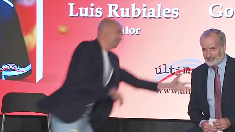 Un tío de Luis Rubiales intenta agredirle tirándole huevos en la presentación de su libro