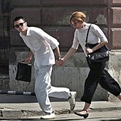 Una pareja corre por una calle de Sarajevo en pleno asedio de la capital bosnia.